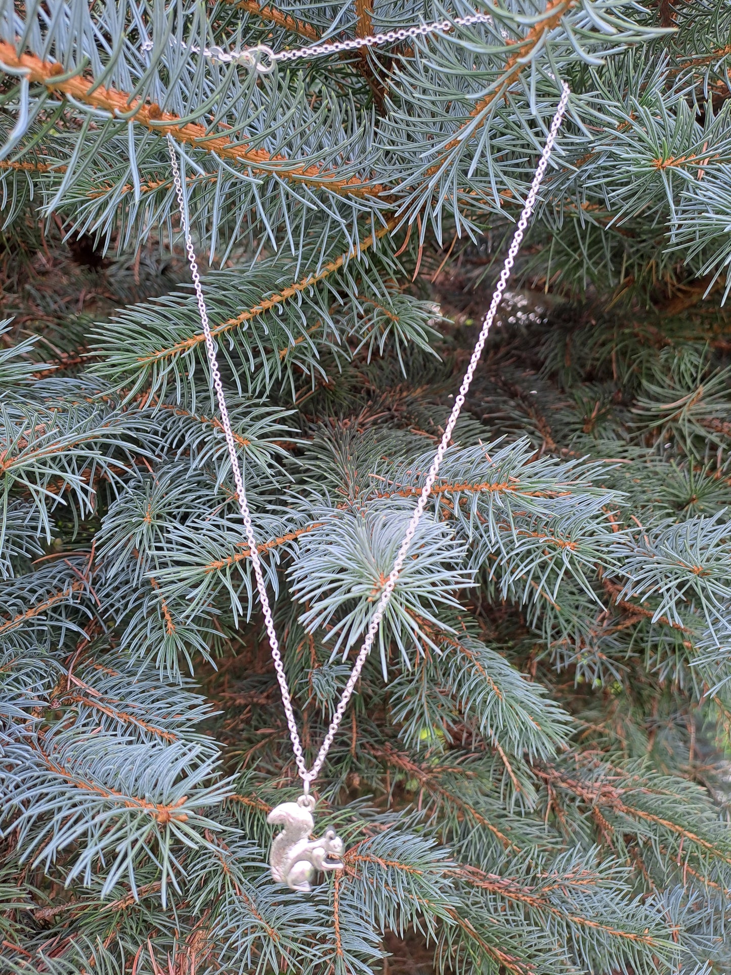 Filigrane Halskette mit Eichhörnchen - Anhänger
