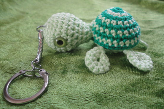 Gehäkelte Schildkröte als Schlüsselanhänger, Taschen-, Geschenk- oder Autospiegelanhänger