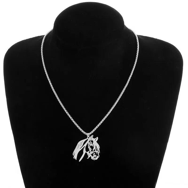 Elegante Halskette mit filigranem Pferdekopfanhänger