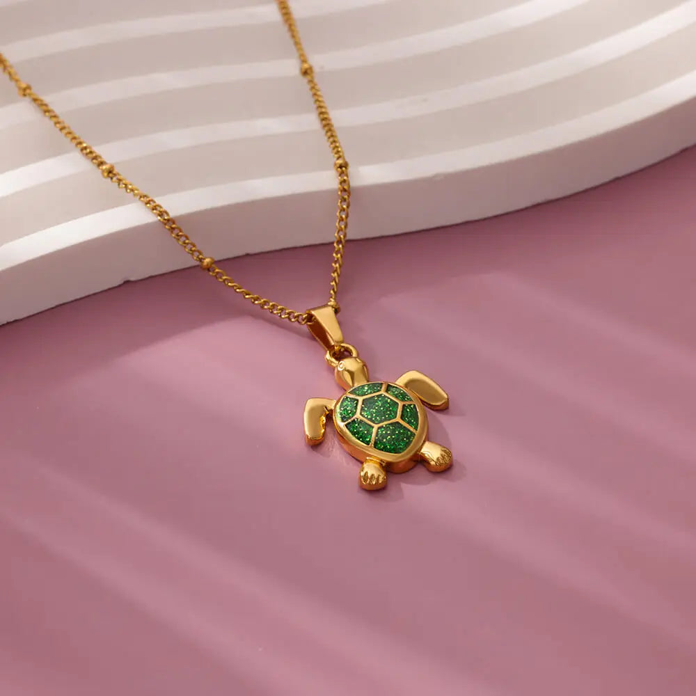 Glitzernde Eleganz - Halskette mit Schildkröte als Anhänger