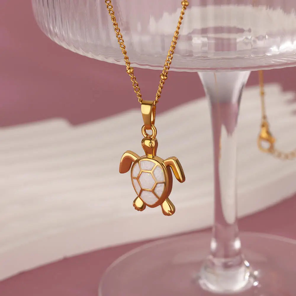 Glitzernde Eleganz - Halskette mit Schildkröte als Anhänger