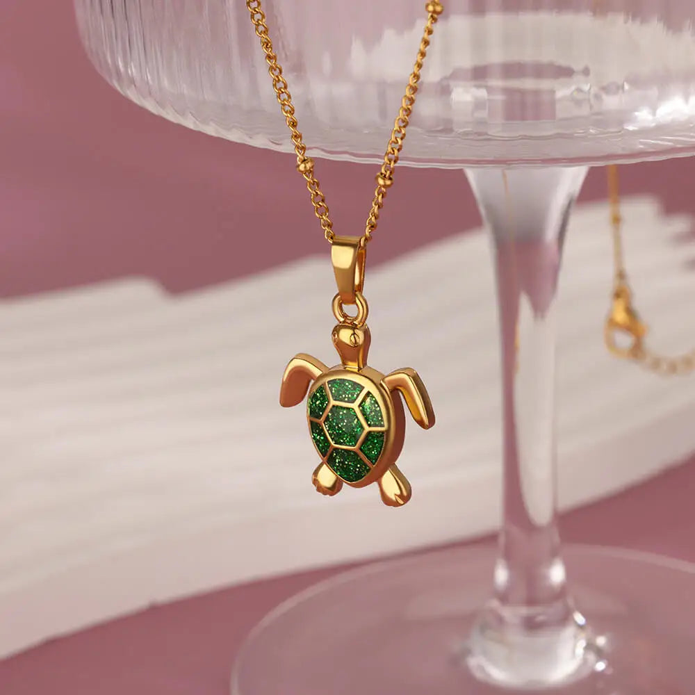 Glitzernde Eleganz - Halskette mit Schildkröte als Anhänger