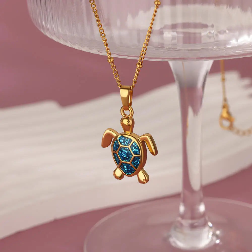 Glitzernde Eleganz - Halskette mit Schildkröte als Anhänger