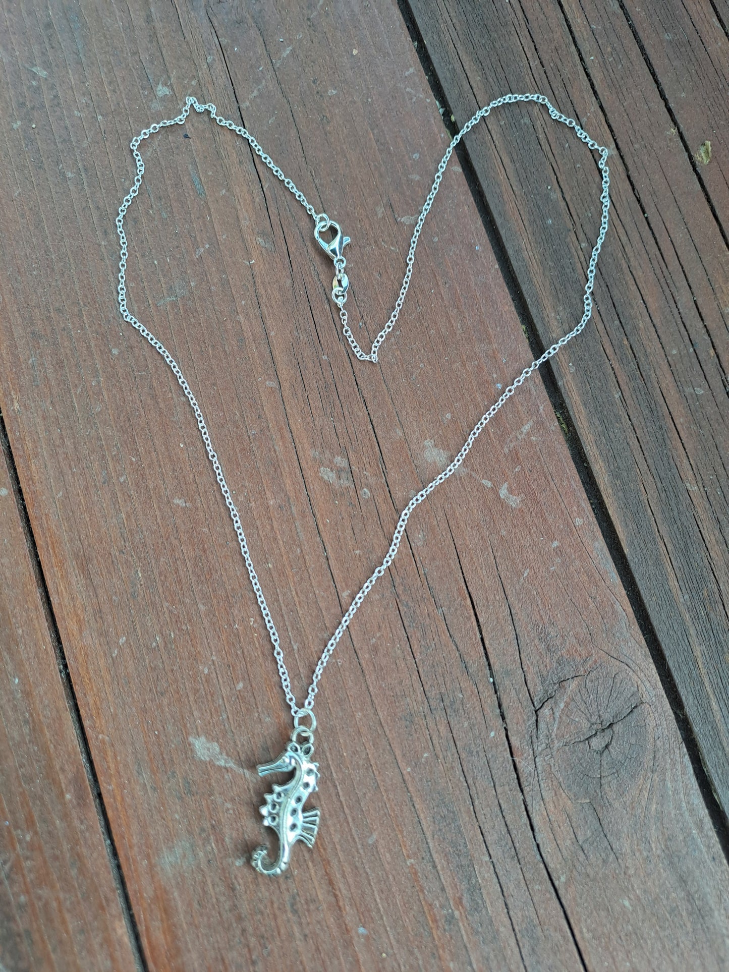 Filigrane Halskette mit Seepferdchen - Anhänger