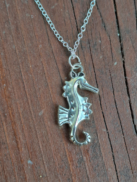 Filigrane Halskette mit Seepferdchen - Anhänger